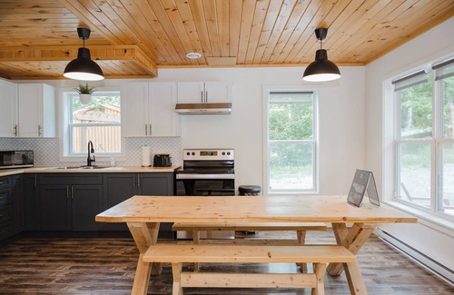 Smiths Corner House | Cozy Family Friendly Cottage. Nearby lake and Ski Hill!