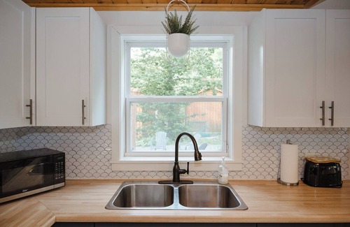 Smiths Corner House | Cozy Family Friendly Cottage. Nearby lake and Ski Hill!