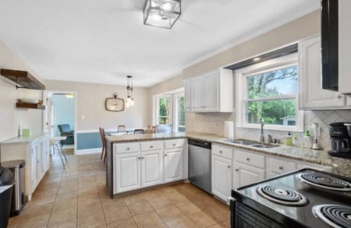 Myers Park House | Cozy family home with BABY GEAR in Prime Locationnn