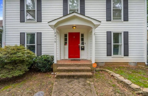 Myers Park House | Cozy family home with BABY GEAR in Prime Locationnn