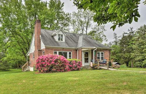 Springfield House | Cozy Family Home with Kayaks, Dock and Fire Pit!