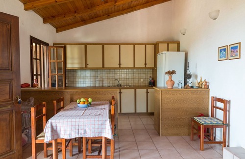 Gortyna House | Cozy family house by the sea