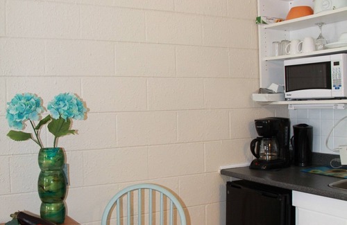 Lambton Shores Cabin | Cozy family Pine, 4 min Walk to Beach, Cabin sleep 5 with Kitchenette