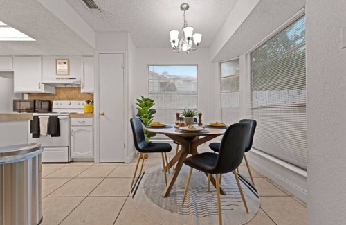 West San Antonio House | Cozy Family Retreat Near Seaworld