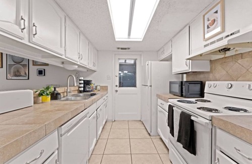 West San Antonio House | Cozy Family Retreat Near Seaworld