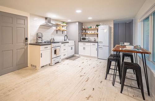 Logan House | Cozy Farmhouse Suite