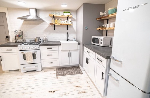 Logan House | Cozy Farmhouse Suite