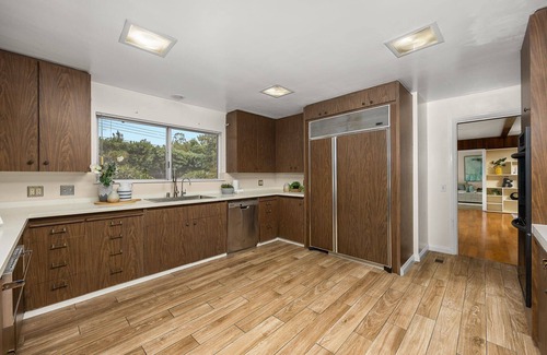 East Pasadena House | Cozy fireside retreat suite