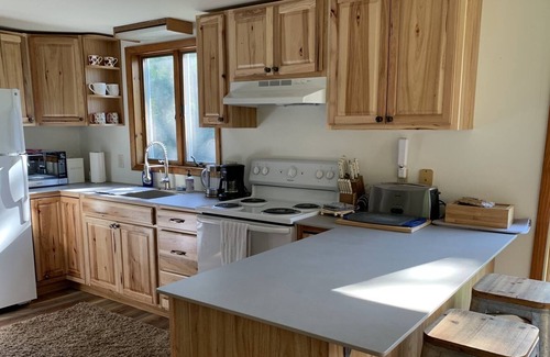 Grange Landing Cottage | Cozy FLX Getaway with Pool, Close to Wineries and Lake