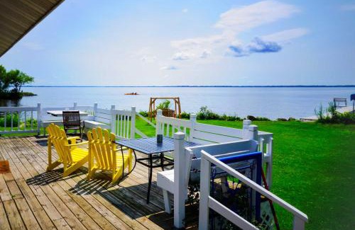 Fremont House | Cozy Fremont Cottage on Lake Poygan and Fishing Dock