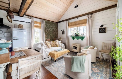 Coxsackie Cabin | Cozy French county, hot-tub & fireplace