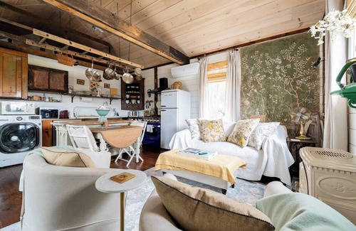 Coxsackie Cabin | Cozy French county, hot-tub & fireplace
