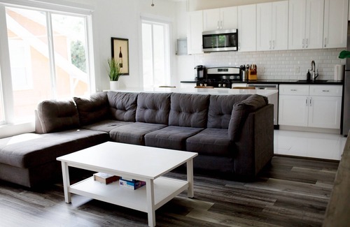 Sailboat Bend Apartment | Cozy - full kitchen & 10ft island - 1.2G Wifi