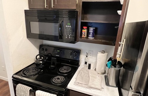 East Riverside - Oltorf Apartment | Cozy Fully Equipped Central ATX Apt Room 2