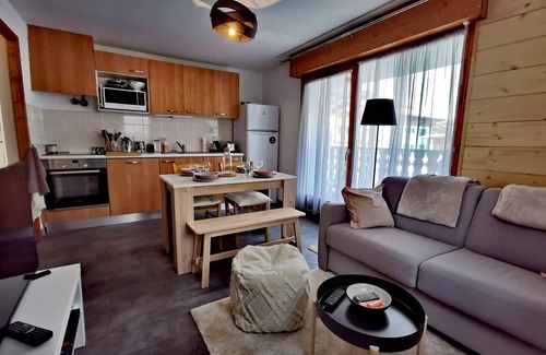 Les Gets Apartment | Cozy Functional Apartment for 4, Near Center and Ski Slopes, Garage Included
