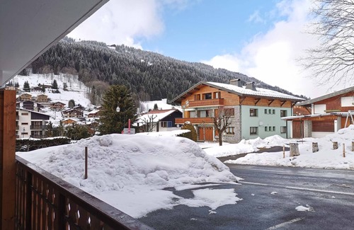 Les Gets Apartment | Cozy Functional Apartment for 4, Near Center and Ski Slopes, Garage Included
