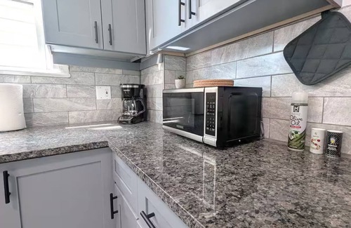 Orange House | Cozy Gem 18Min to EWR, 8min > NYC Train + Parking