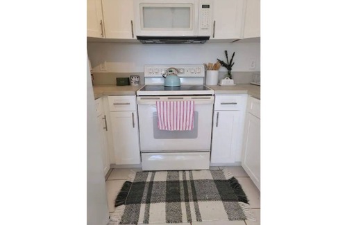 Royal Palm Beach House | Cozy Getaway 5 Min Walk to Parks
