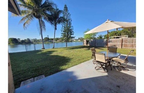 Royal Palm Beach House | Cozy Getaway 5 Min Walk to Parks