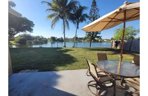 Royal Palm Beach House | Cozy Getaway 5 Min Walk to Parks