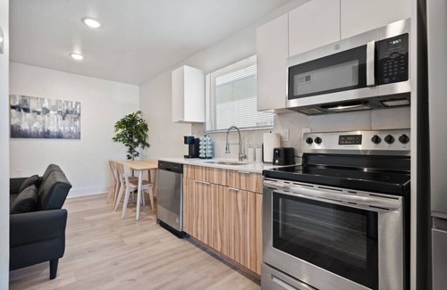 Old East Dallas Apartment | Cozy Getaway in Downtown with Free Parking