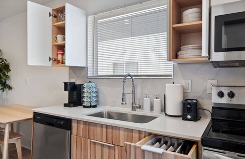 Old East Dallas Apartment | Cozy Getaway in Downtown with Free Parking