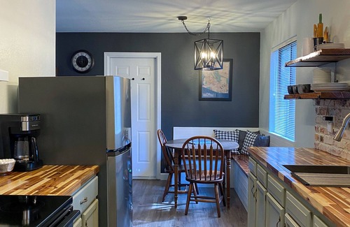 Strawberry House | Cozy Getaway near historic schoolhouse