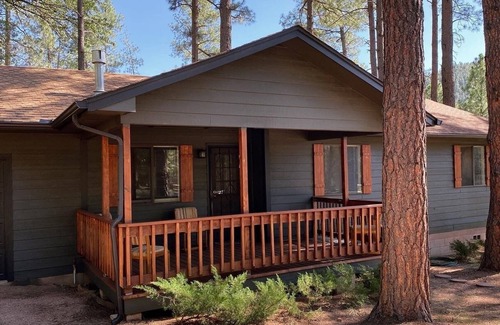 Strawberry House | Cozy Getaway near historic schoolhouse