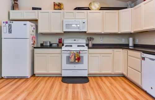 Homer House | Cozy Getaway w/Porch - 4 Mi to Downtown Homer!