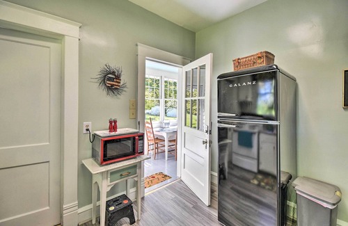 Ware Cottage | Cozy Gloucester Getaway w/Porch & Sunroom!