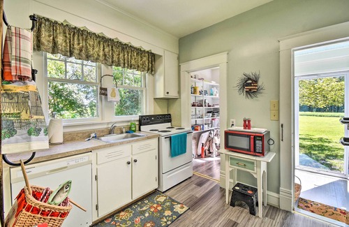 Ware Cottage | Cozy Gloucester Getaway w/Porch & Sunroom!