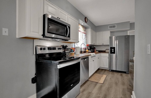 Whitehaven House | Cozy Graceland Hot Tub Retreat 3BD/2Bath 🎶🎸