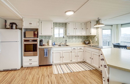 Grand Coulee House | Cozy Grand Coulee Home w/Deck & Views!