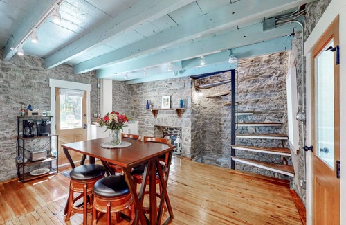 Ellicott City House | Cozy granite home in walking distance to Old Ellicott City