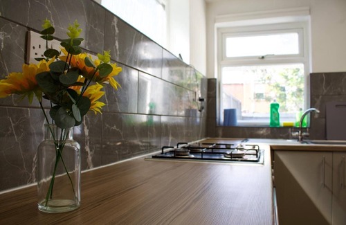 Nottingham House | Cozy Green Haven House Relaxing Stay for Six