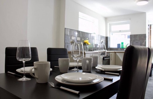 Nottingham House | Cozy Green Haven House Relaxing Stay for Six