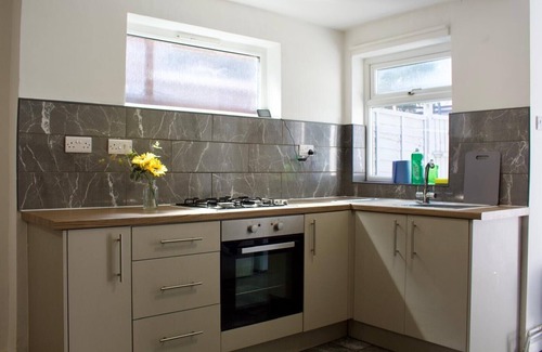 Nottingham House | Cozy Green Haven House Relaxing Stay for Six