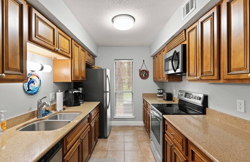 Saint Simons Heights Condo | Cozy Ground Floor Condo, gated w/pool, fitness, tennis, 2 bikes/Pet-Friendly!