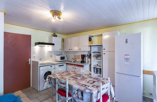 Esquieze-Sere Apartment | Cozy Ground Floor T2 Cabin for 6 with Balcony, WiFi, Parking, Near Ski Resorts & Amenities