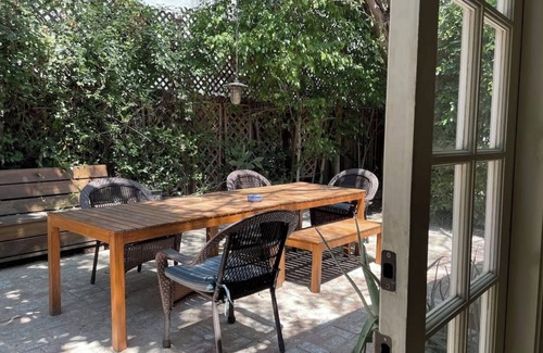 West Hollywood House | Cozy guest house bungalow w/lush outdoor garden in heart of W. Hollywood w/AC