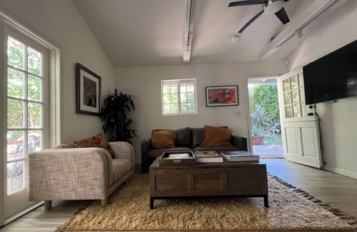 West Hollywood House | Cozy guest house bungalow w/lush outdoor garden in heart of W. Hollywood w/AC
