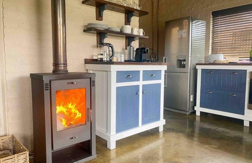 Glencairn Apartment | Cozy guest suite w/fireplace & hot tub (jacuzzi)