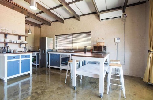 Glencairn Apartment | Cozy guest suite w/fireplace & hot tub (jacuzzi)