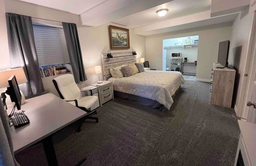 Bel Aire House | Cozy Guest Suite with Amazing Views from Front Porch and Hot Tub