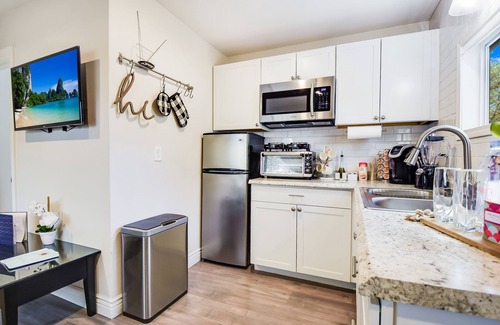 North San Antonio - SAT House | Cozy Guesthouse Retreat with King size Suite!