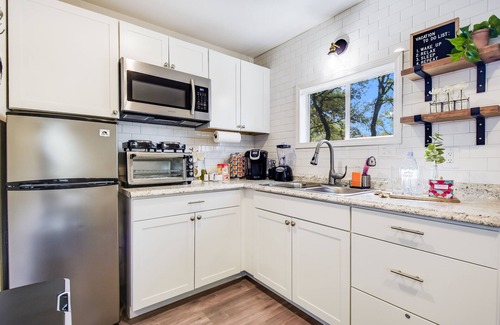 North San Antonio - SAT House | Cozy Guesthouse Retreat with King size Suite!