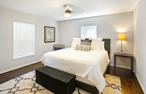 Washington Ave./ Memorial Park House | Cozy Heights 2 BD Bungalow, Walkable