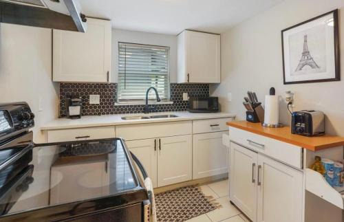 Washington Ave./ Memorial Park House | Cozy Heights 2 BD Bungalow, Walkable