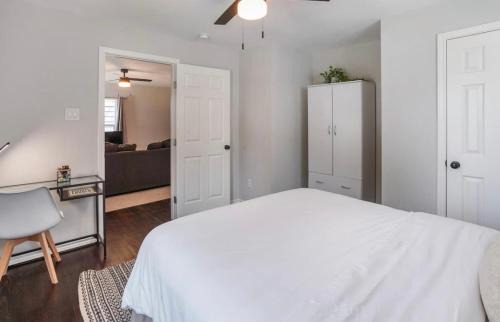 Washington Ave./ Memorial Park House | Cozy Heights 2 BD Bungalow, Walkable