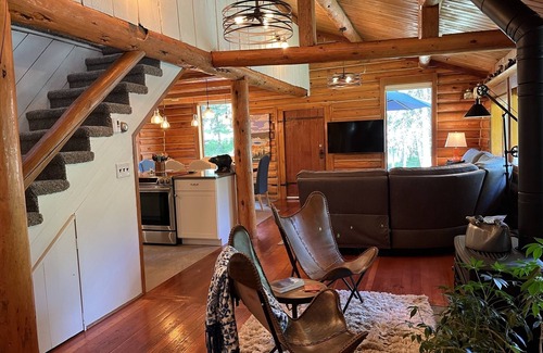 Big Sky House | Cozy, historic cabin in the woods, X-ski in/out, minutes to shops & restaurants